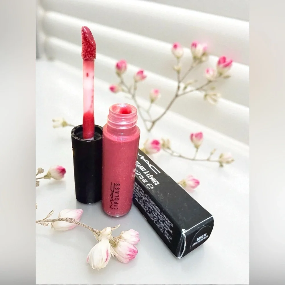 MAC STRAWBERRY BLONDE LIPGLASS. LIMITED EDITION. NEW IN BOX.